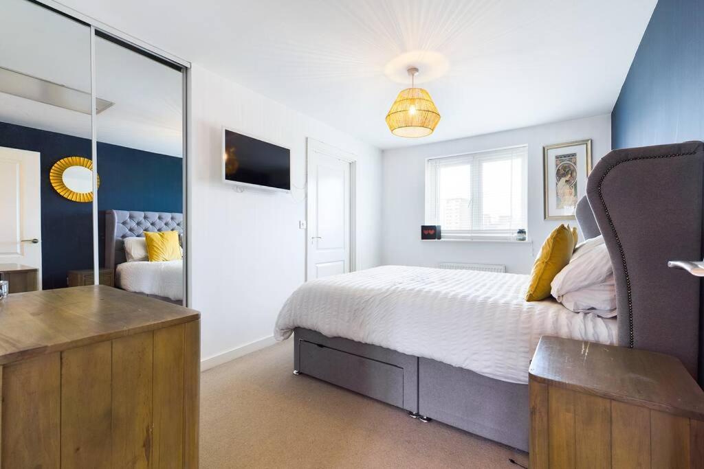 Chic City Centre Apartment With Allocated Parking 스완지 외부 사진