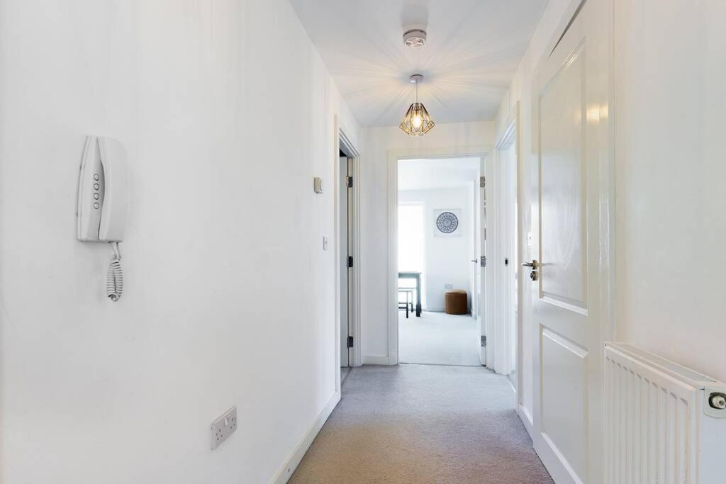 Chic City Centre Apartment With Allocated Parking 스완지 외부 사진