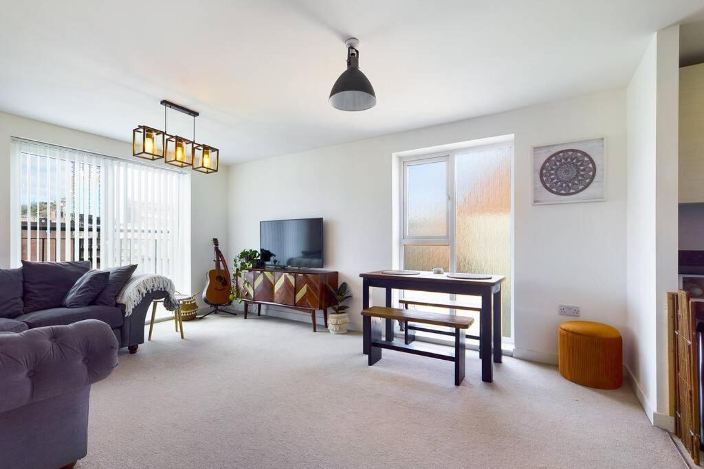 Chic City Centre Apartment With Allocated Parking 스완지 외부 사진