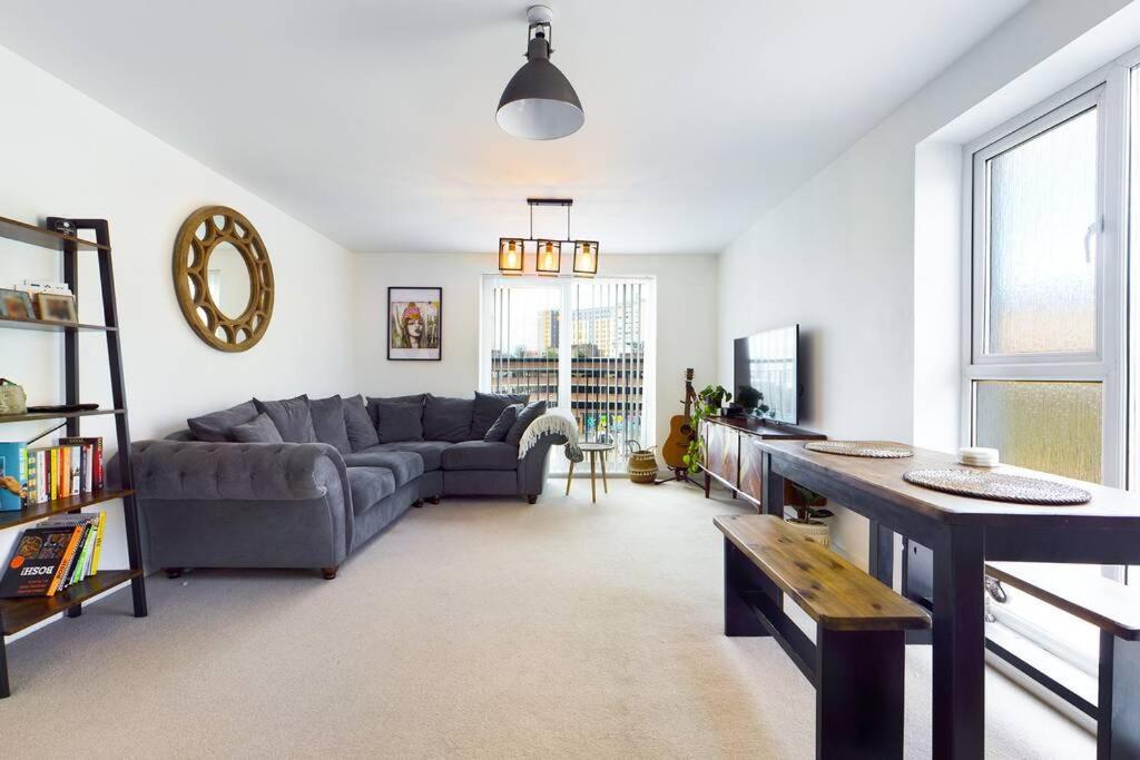 Chic City Centre Apartment With Allocated Parking 스완지 외부 사진