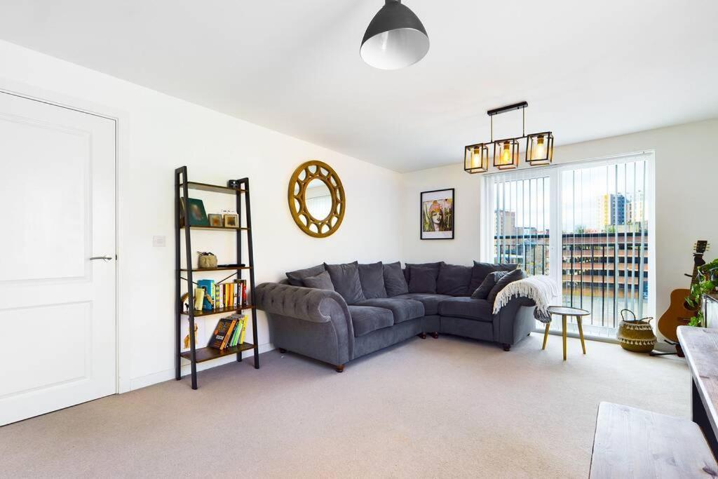 Chic City Centre Apartment With Allocated Parking 스완지 외부 사진