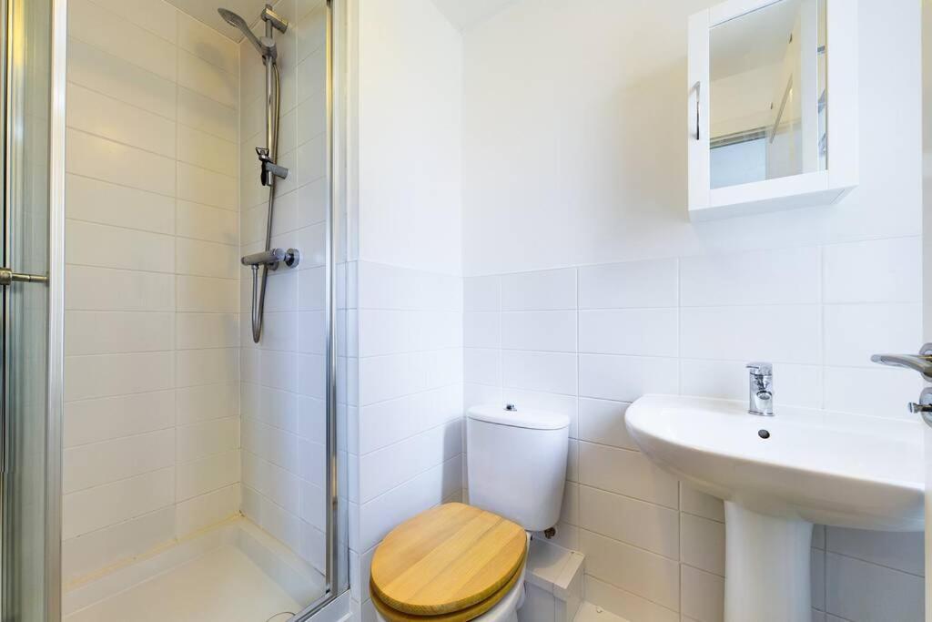 Chic City Centre Apartment With Allocated Parking 스완지 외부 사진