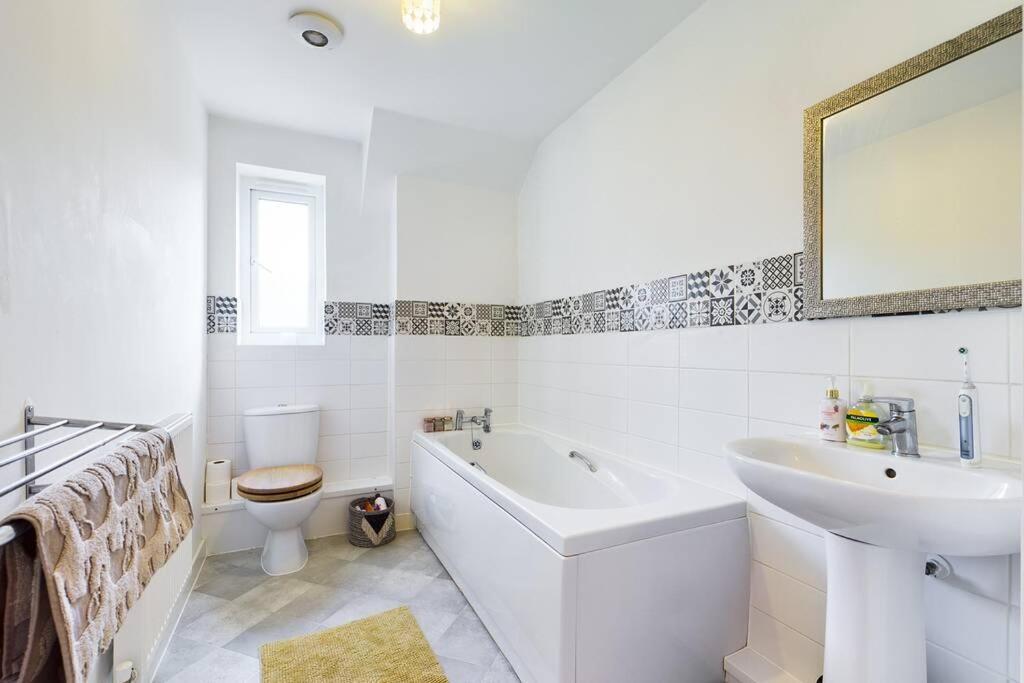 Chic City Centre Apartment With Allocated Parking 스완지 외부 사진