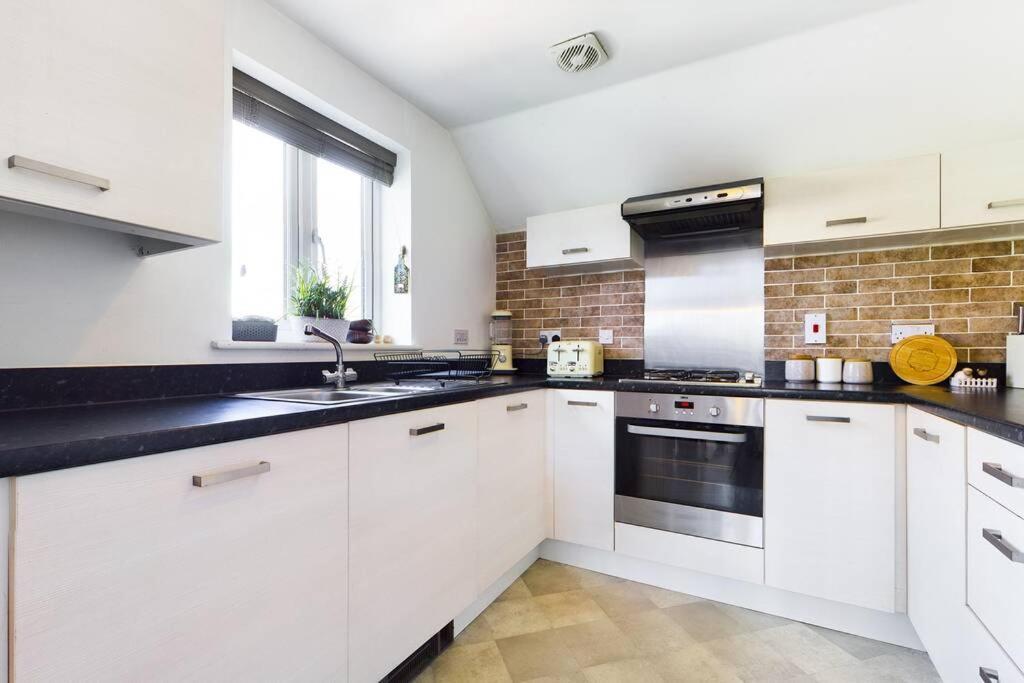 Chic City Centre Apartment With Allocated Parking 스완지 외부 사진