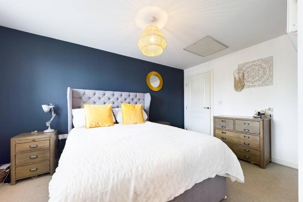 Chic City Centre Apartment With Allocated Parking 스완지 외부 사진