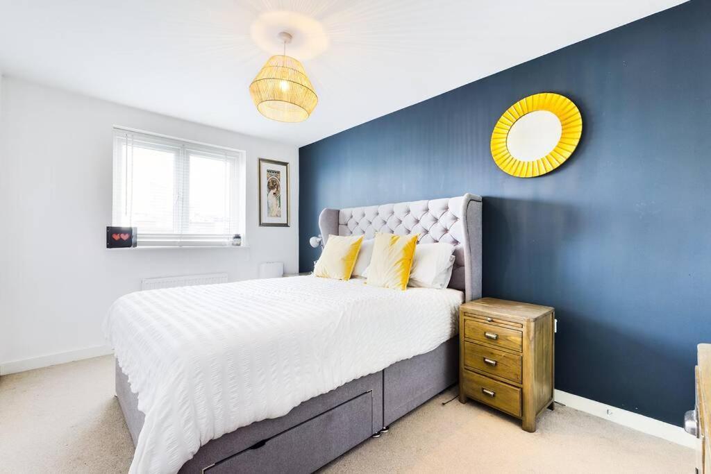 Chic City Centre Apartment With Allocated Parking 스완지 외부 사진